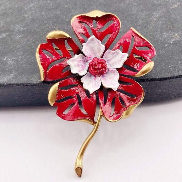 Vintage Jewelry - VINTAGE Red white enamel and brass toned metal dimensional flower brooch big pin